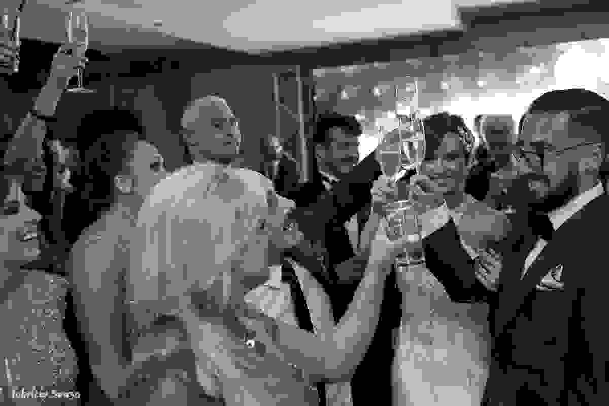 o brinde do casal com os pais na festa