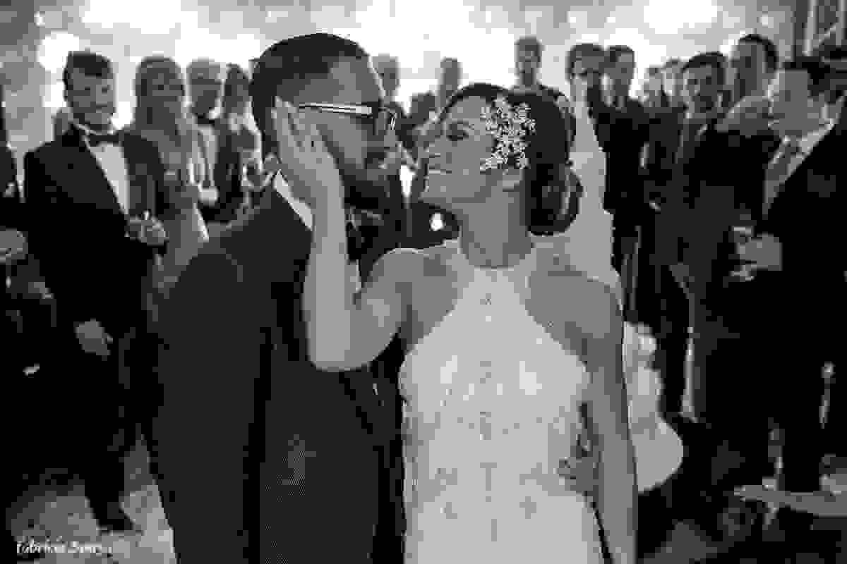 o carinho dos noivos no seu casamento