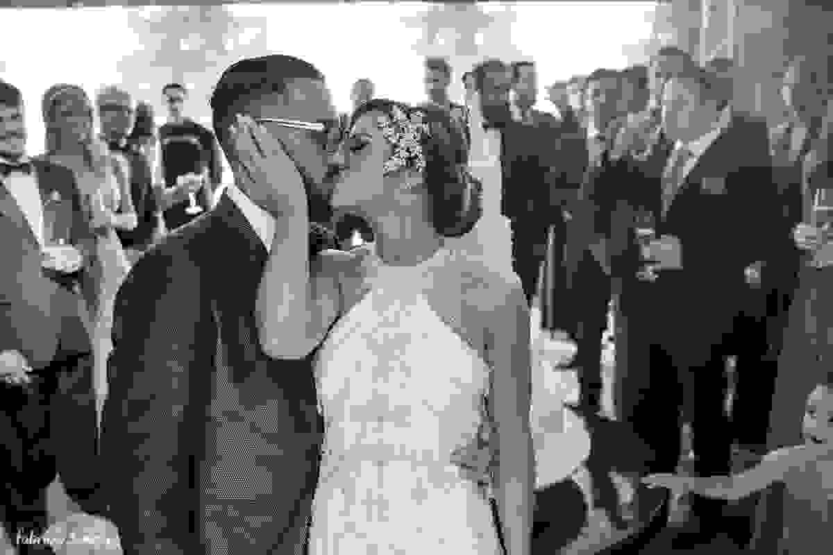 o beijo de casados na festa