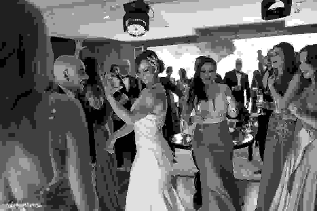 noiva sarada dançando com madrinhas na abertura de sua festa no Parador