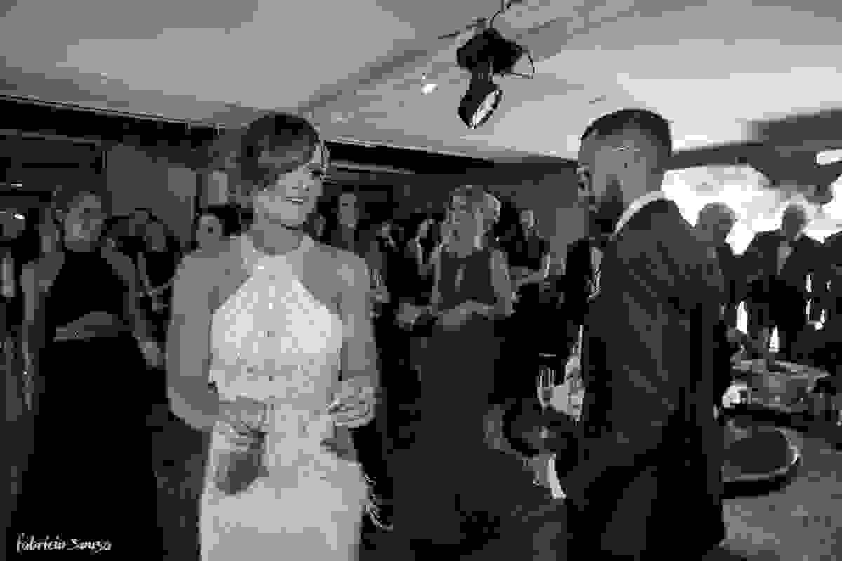 noivos dançando na sua festa com madrinha Nathalia Regina dona da Same No More aluguel de roupas