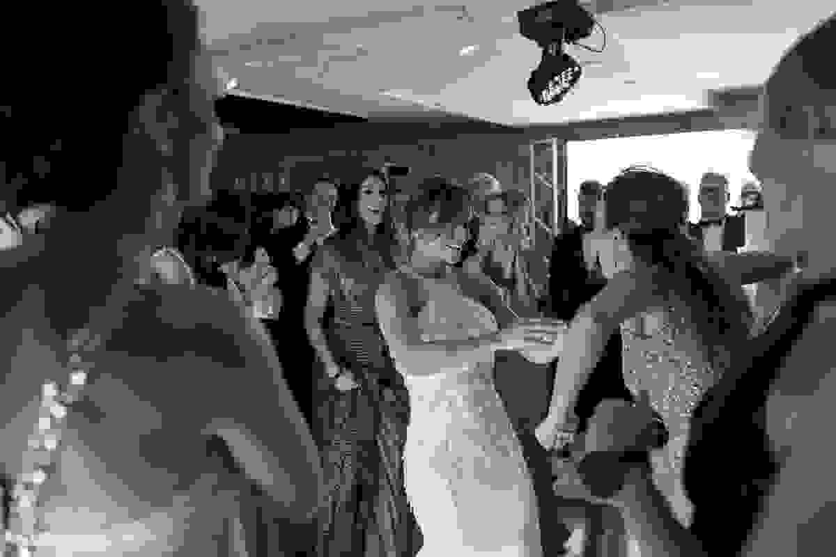 muita animação da noiva com suas madrinhas na festa