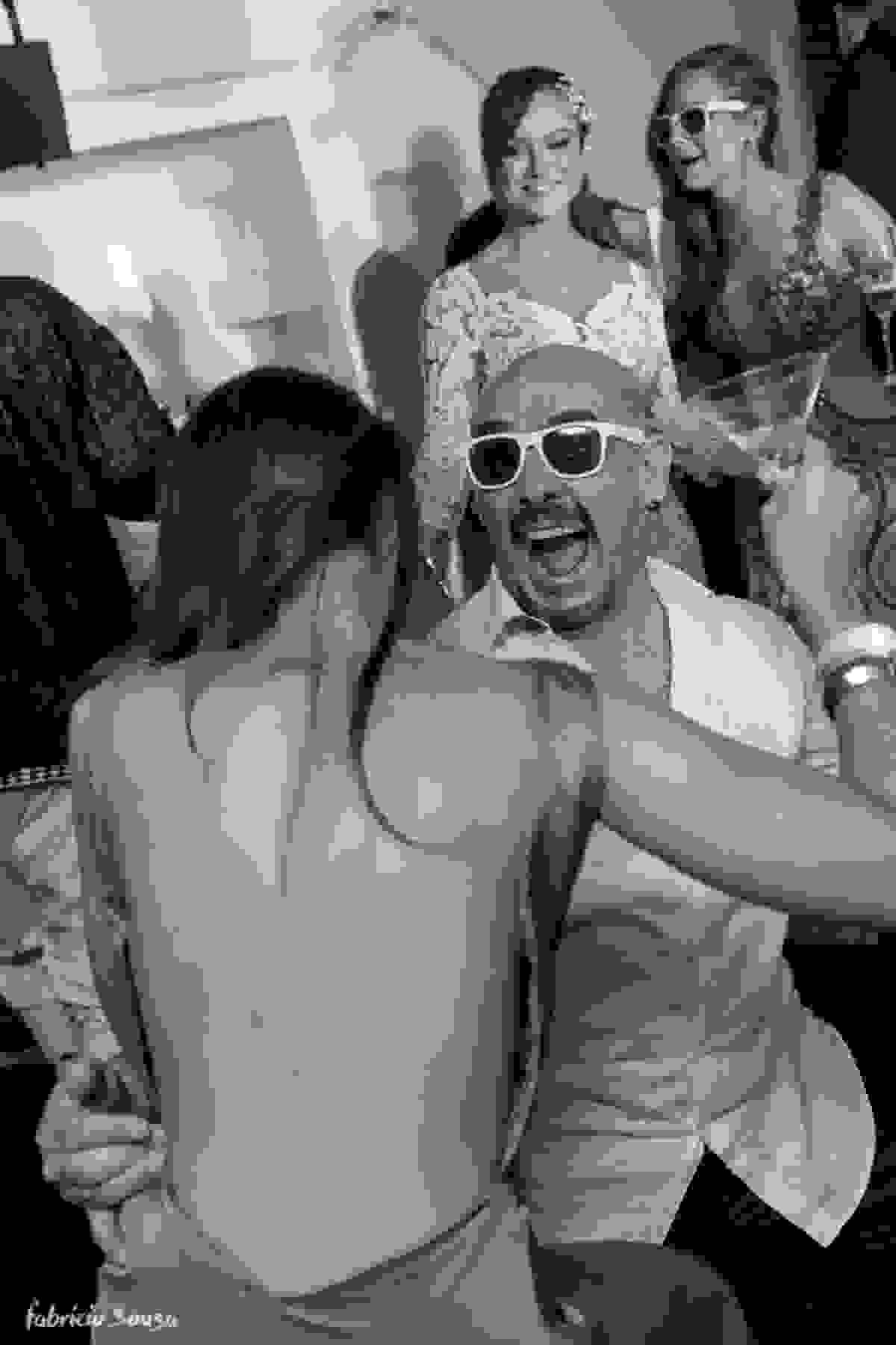 pai do noivo descendo até o chão na festa