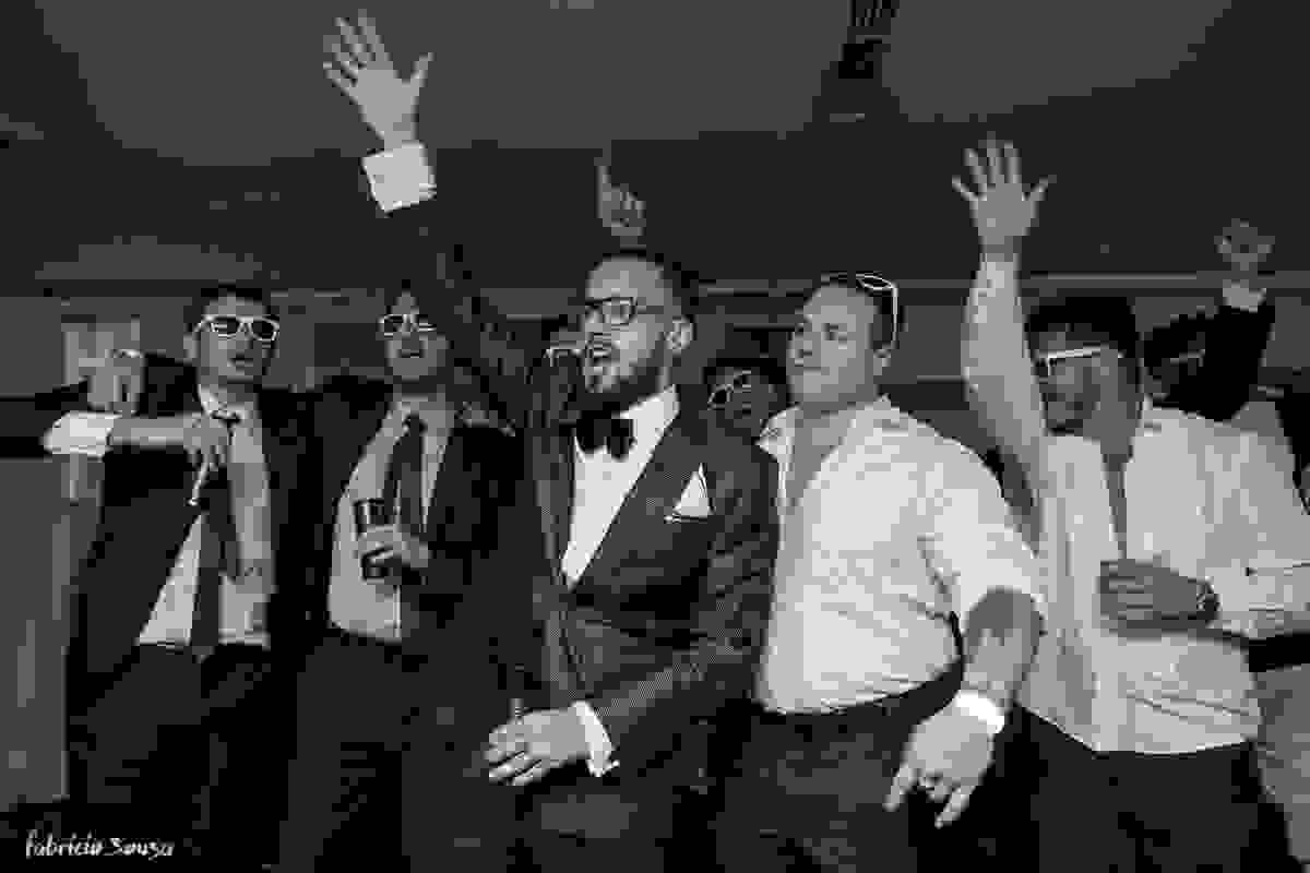 noivo Giulliano dançando e comemorando o casamento