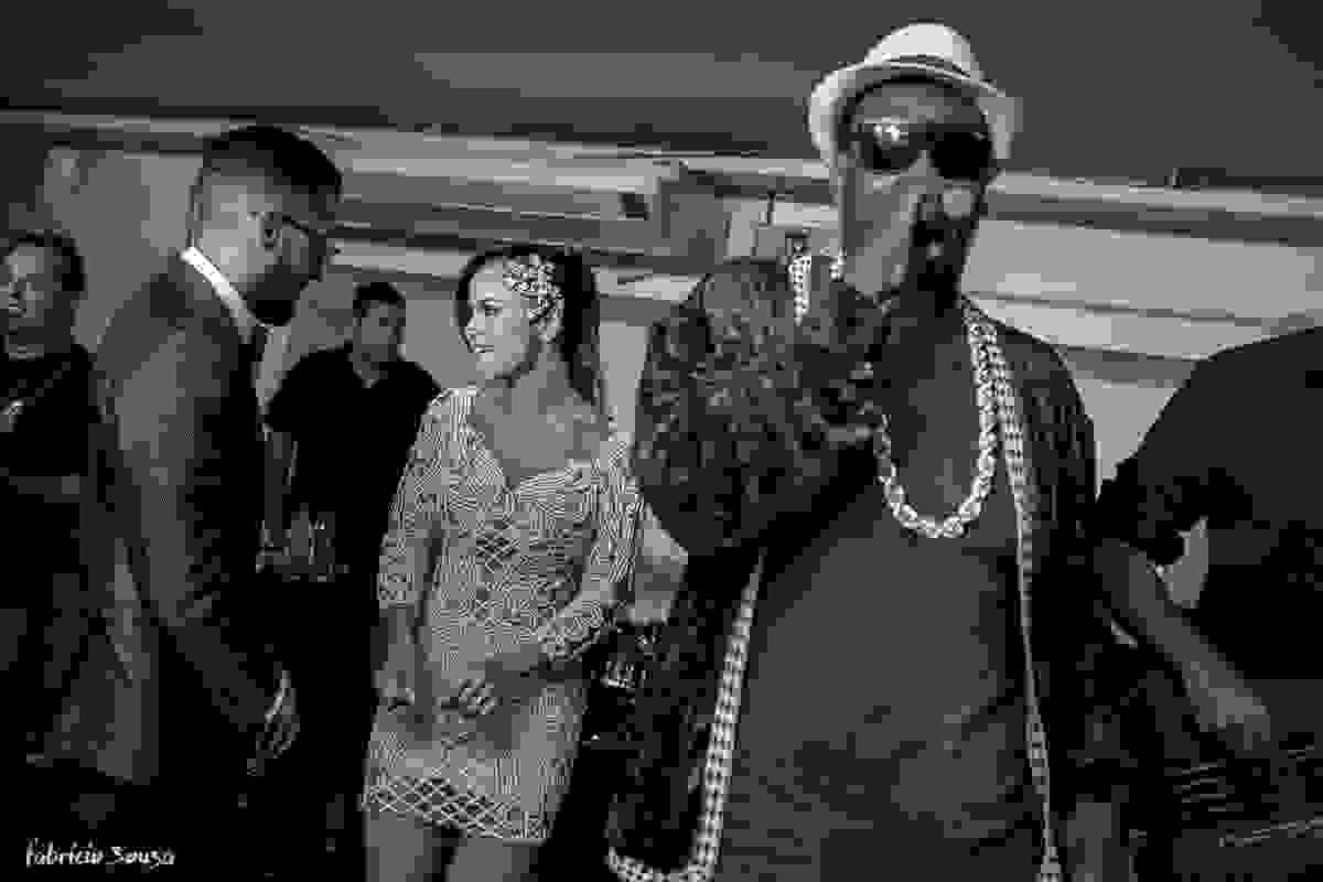casal Alice e Giu dançando no palco com MC Sapão