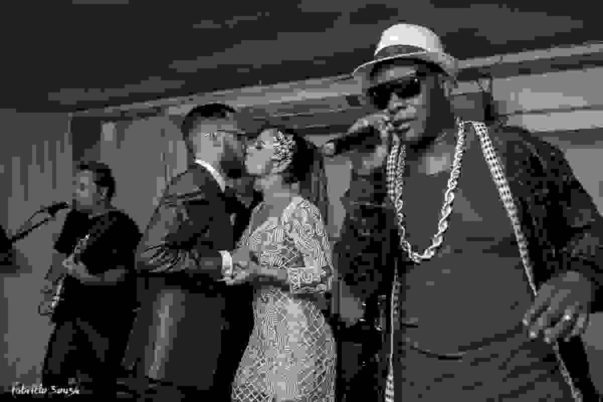 beijo apaixonado de Giulliano Puga e Alice Matos casal LaBellaMafia em sua festa de casamento com MC Sapão cantando